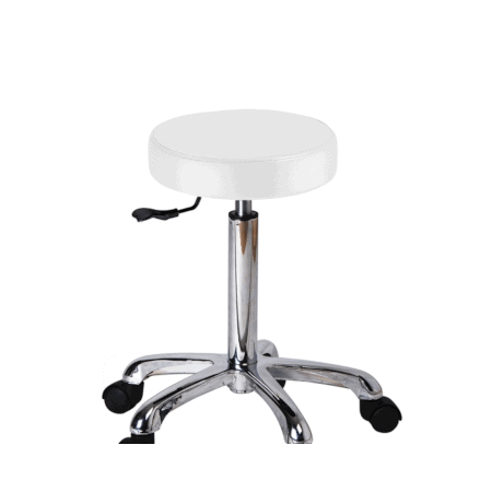 Drehstuhl mit weißem Polster, verchromtem Fuß und Rollen, ideal für Büro- oder Kosmetikbereich.