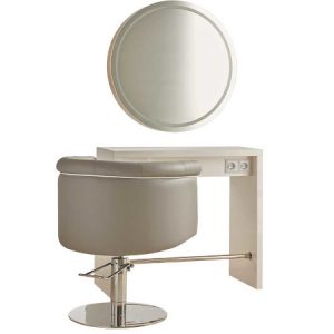 Friseurplatz mit beigem Stuhl, kreisförmigem Spiegel und Steckdose, ideal für moderne Salon-Einrichtungen.