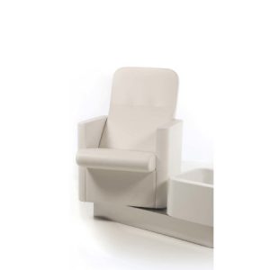 Weiße Pediküre-Station mit komfortablem Sessel und Fußbadewanne, ideal für Salon-Einrichtung und Fußpflege.