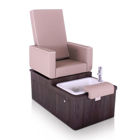Luxuriöser Pedikürstuhl aus Holz mit beige Polsterung und integrierter Fußbadewanne für professionelle Nagelstudios.