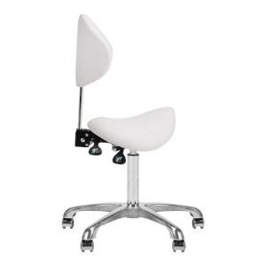 Weißer ergonomischer Kosmetikhocker mit verstellbarer Rückenlehne und gepolstertem Sitz auf fünf Rollen.