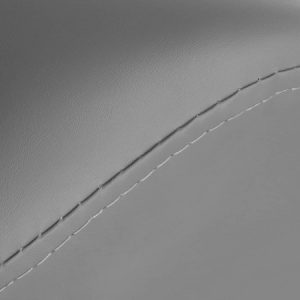 Detailaufnahme von grauem Leder mit sichtbaren Nähten, zeigt elegante Textur und Handwerkskunst.
