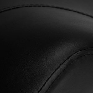 Detailaufnahme von schwarzem Leder mit sichtbaren Nähten, zeigt elegante Textur und Handwerkskunst.