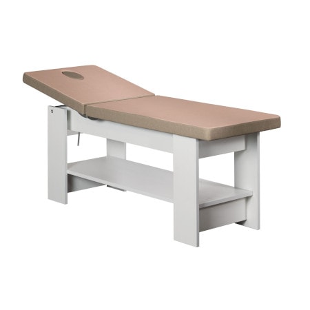 Verstellbare Massageliege mit beigefarbenem Polster und weißem Holzgestell, ideal für Wellness und Physiotherapie.