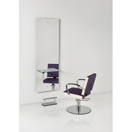 Moderner Friseurstuhl in Lila vor einem großen Spiegel auf weißem Hintergrund in minimalistischem Salon.