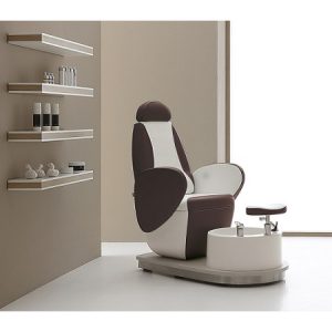 Luxuriöser Pediküre-Stuhl in modernem Spa-Design, braun-weiß, umgeben von Regalen mit Pflegeprodukten.