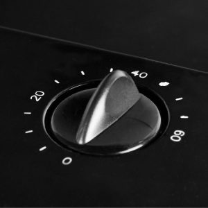 Schwarzer Drehknopf mit Zahlen für Zeiteinstellung auf einem Servicewagen