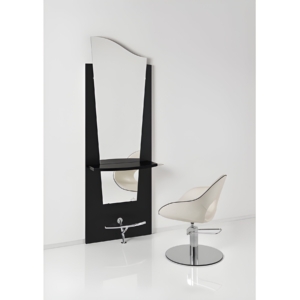 Moderner Frisiersalonplatz mit elegantem Spiegel und stilvollem Friseurstuhl auf weißem Hintergrund.
