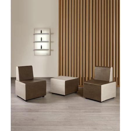Moderne Lounge-Ecke mit minimalistischen braunen Sesseln und einem Beistelltisch vor Holzlamellenwand.