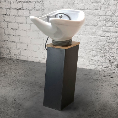 Modernes Haarsalon-Waschbecken auf Metallständer vor Backsteinwand im Industrie-Design.