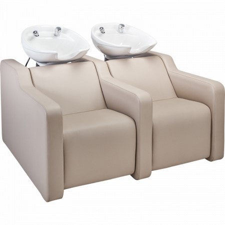 Doppelte Friseurstühle mit integrierten Waschbecken, ideal für komfortable Haarwäschen im Salon.