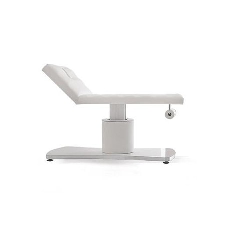 Moderner verstellbarer Massagetisch in Weiß für Wellness- und Kosmetikstudios, Seitenansicht auf weißem Hintergrund.