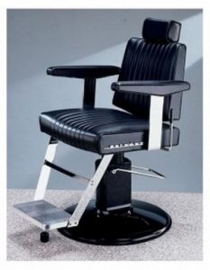 Schwarzer Friseurstuhl mit verstellbarer Rückenlehne und Fußstütze auf grauem Boden, ideal für Saloneinrichtung.
