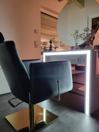 Herrenstuhl Ray Black und Show Central. Friseureinrichtung.