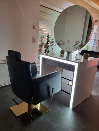 Herrenstuhl Ray Black und Show Central. Friseureinrichtung.