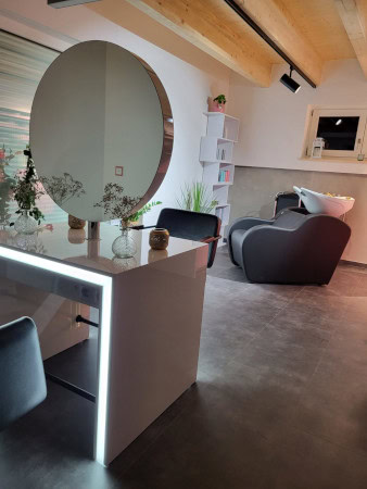Show Central und Waschstuhl Holly, Friseureinrichtung