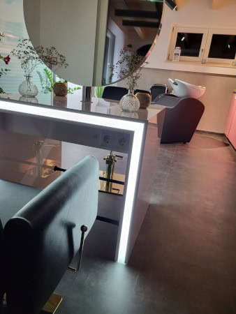 Show Central und Waschstuhl Holly, Friseureinrichtung