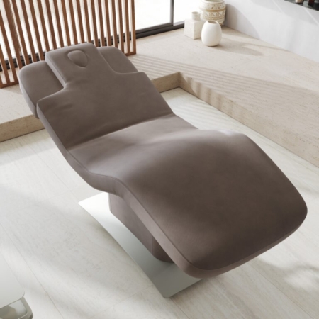 Massagebett Arcus für jede Art von Schönheitsbehandlung an – von der Gesichtsreinigung über Körperbehandlungen und Massagen bis hin zur Lymphdrainage